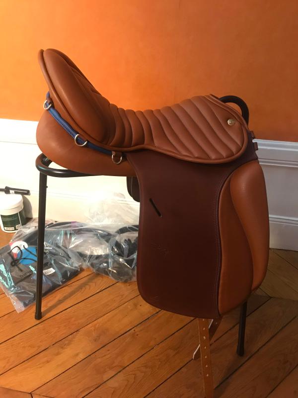 ZALDI Royal Police - Selle Randonnée monte Dressage à assise creuse 17 POUCES NOIR